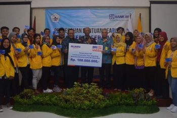 Mahasiswa Universitas Tidar terima beasiswa