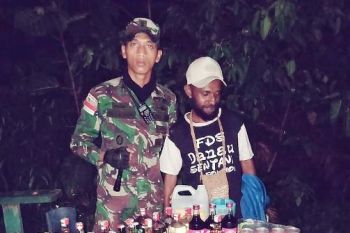 Satgas Yonif-328/DGH amankan puluhan minuman keras di perbatasan RI-PNG