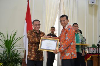UNP terima penghargaan dari KIP Pusat