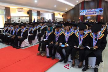 WISUDA PERDANA AKADEMI KOMUNITAS MENTAWAI
