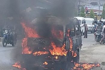 Angkutan umum terbakar di jalan raya Sentani