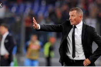 Pelatih ini dipecat saat merayakan ulang tahun