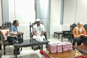 Delapan gepok uang dari Bupati Banjarnegara untuk korban bencana Sulteng
