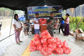 Satgas Pamtas RI-PNG serahkan bantuan kepada korban kebakaran