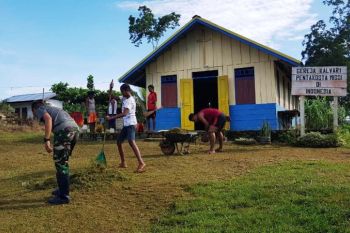 Yonif 328/DGH bersama warga bersihkan halaman Gereja Yowong