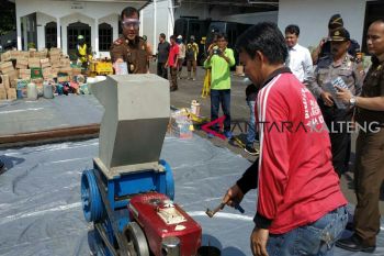 Musnahkan jamu ilegal, Kejari Kotim imbau masyarakat waspada