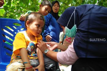 Anak korban likuifaksi Petobo diimunisasi rubella