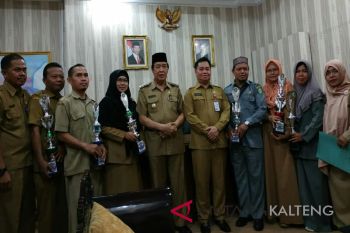 Pegawai Disdukcapil Kotim wakili Kalteng lomba kaligrafi