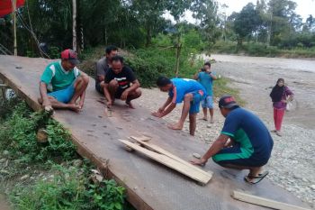 Dua jembatan putus di Pasaman Barat kembali dibangun