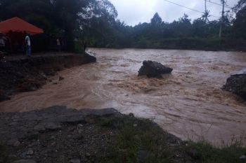 Anak hanyut di Sungai Batang Lapu Pengambiran hingga Rabu malam belum ditemukan