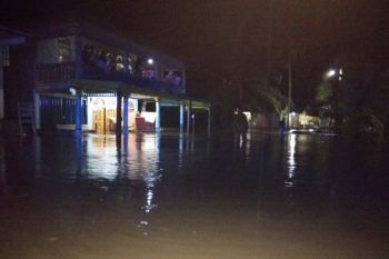 Sungai Batang Saman meluap putuskan transportasi Simpang Empat-Ujung Gading