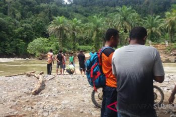 Seorang warga Pasaman Barat hanyut setelah perahunya terbalik