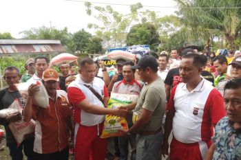 Polsek Pasaman-Kicau Mania bantu korban banjir