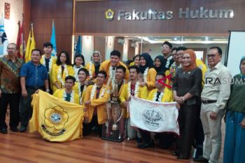 Mahasiswa FH Unsri raih piala bergilir KPK