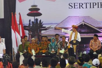 Usai sholat Jumat, warga berebut berfoto dengan Jokowi