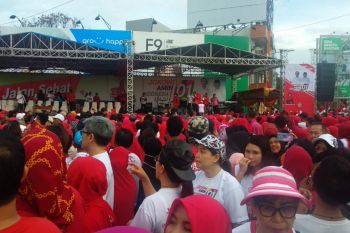 Ribuan warga ikut jalan sehat bersama Jokowi