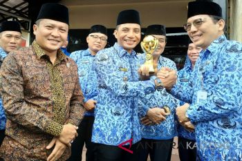 Hampir semua warganya peserta JKN-KIS, Pemkab Kotim diberi penghargaan