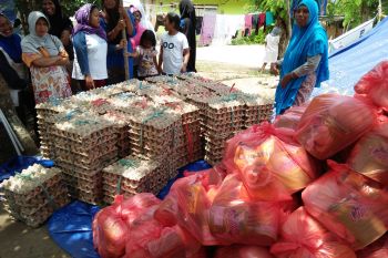 Distribusi logistik kepada pengungsi bencana dilakukan sekali untuk tiga hari