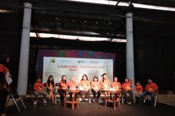 11 orang bertubuh mini pentas teater bareng