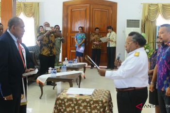 Bupati Mimika berhentikan Ausilius You dari jabatan sekda