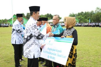 Serahkan penghargaan