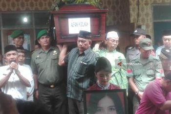 Jenazah Pramugari Lion Alfiani Dimakamkan di Madiun (Video)
