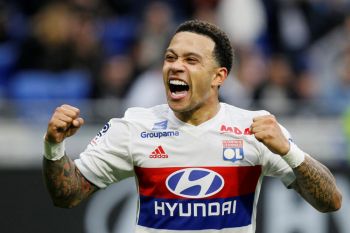 Depay  bermain gemilang dengan mengemas dua gol