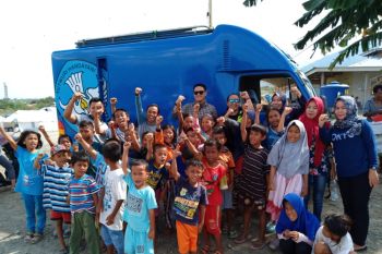 Tim Pusbang Film Kemendikbud hibur anak-anak pengungsi bencana