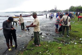 TNI dan warga bersihkan pantai kali Bagre Sarmi