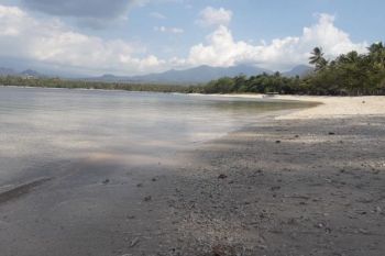 Begini cerita indahnya pasir putih dan beningnya air di Pantai Sira