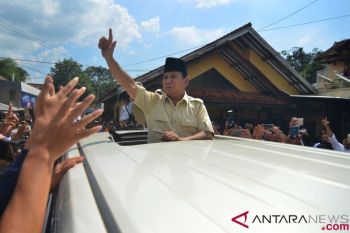 Prabowo Menziarahi Makam Abah Anom Suryalaya