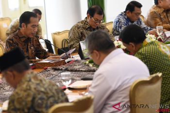 Presiden Jokowi minta Menkeu alihkan anggaran kementerian ke PUPR