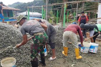 Yonif 328/Dirgahayu bantu renovasi salah satu masjid tertua di Jayapura
