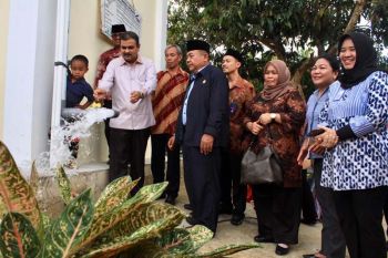 Warga Parit Benut kini dapat menikmati air bersih