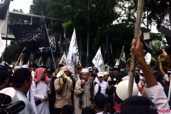 Massa aksi bela tauhid berkumpul di sekitar patung kuda Monumen Nasional