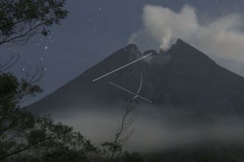 Gunung Merapi lima kali luncurkan guguran lava