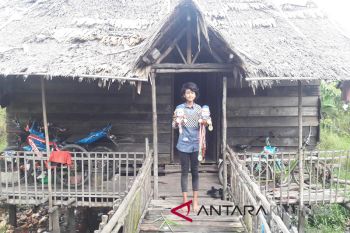 Bupati Seruyan menghadiahkan bedah rumah kepada atlet berprestasi