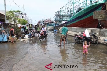Pos Pintu Air Angke siaga 1 waspadai banjir pada Selasa dini hari
