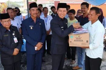 Bupati Barut serahkan bantuan korban kebakaran