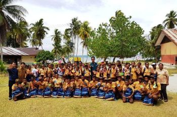 Angkasa Pura I salurkan bantuan tas untuk siswa Biak Numfor