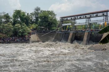 Bedah pintu bendung Gembiro