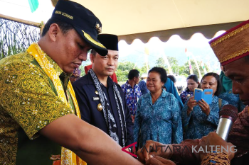 Perekonomian di seluruh desa harus terus diperkuat, kata Bupati Lamandau