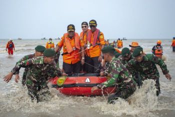 Pencarian-pengangkatan jenazah dan puing Lion Air terkendala lumpur