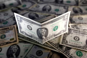 Dola AS menguat karena turbulensi politik merongrong Poundsterling
