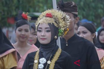 Wow kirab pemuda Nusantara di Lombok dimeriahkan tradisi "nyongkolan"