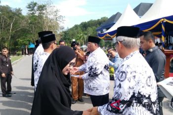 Gubernur Sultra beri penghargaan delapan guru berprestasi