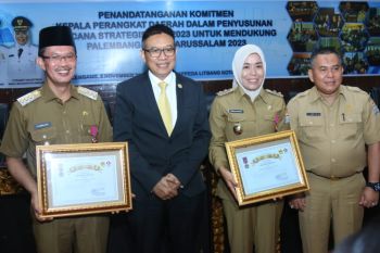 Harno - Fitri terima penghargaan mahawira parama