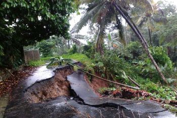 Awas, dua ruas jalan di Banyumas ambles