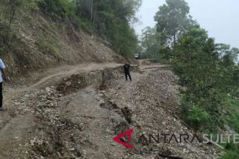 Jalan Marawola barat longsor butuh perbaikan segera