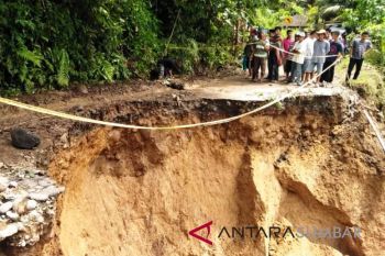 Jalan Agam-Bukittinggi melalui Palembayan belum bisa dilewati